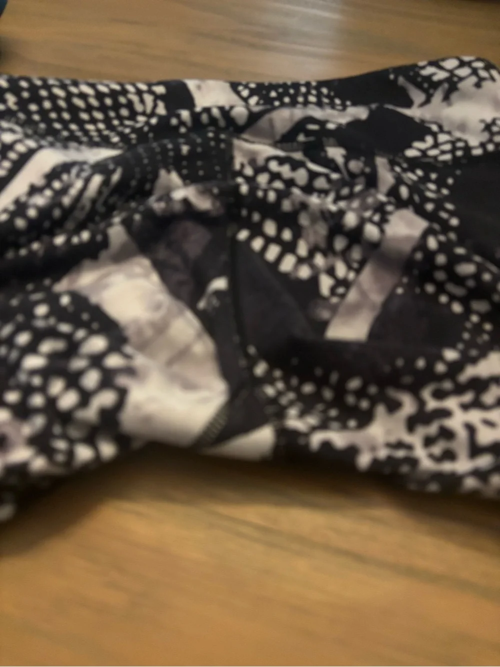 Lululemon Size 10 Black White Abstract Print Cropped Capri Leggings